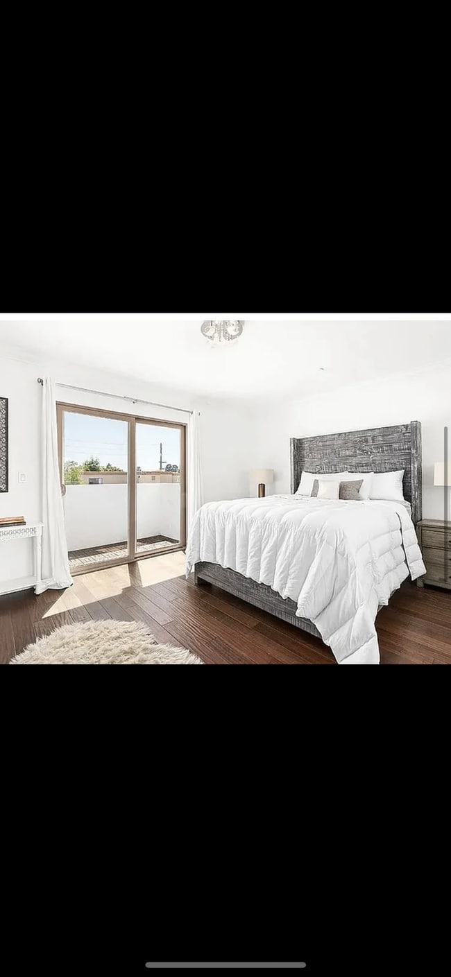 property at 1621 Barry Ave