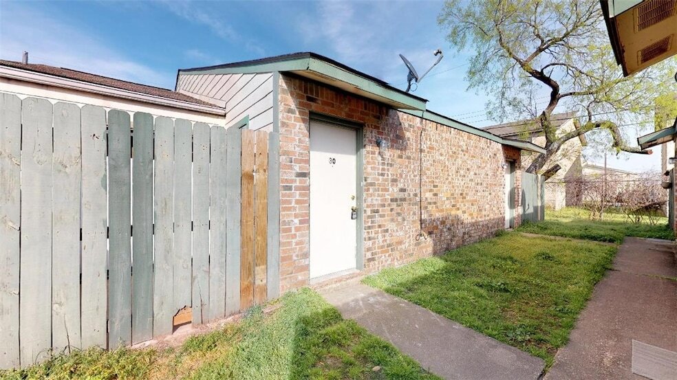 725 Peppertree Dr, Unit 30 in Bryan, TX - Foto de edificio