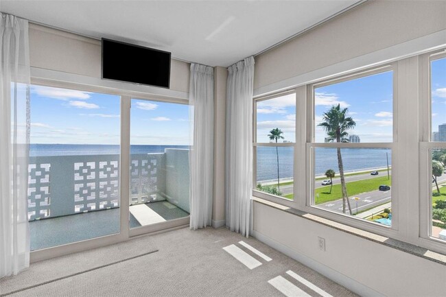 2401 Bayshore Blvd in Tampa, FL - Building Photo - Building Photo