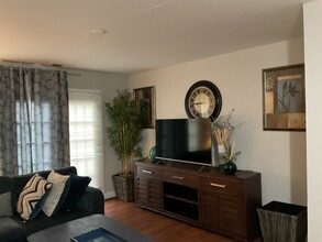 1207 Green Oaks Ln, Unit J in Charlotte, NC - Building Photo - Building Photo