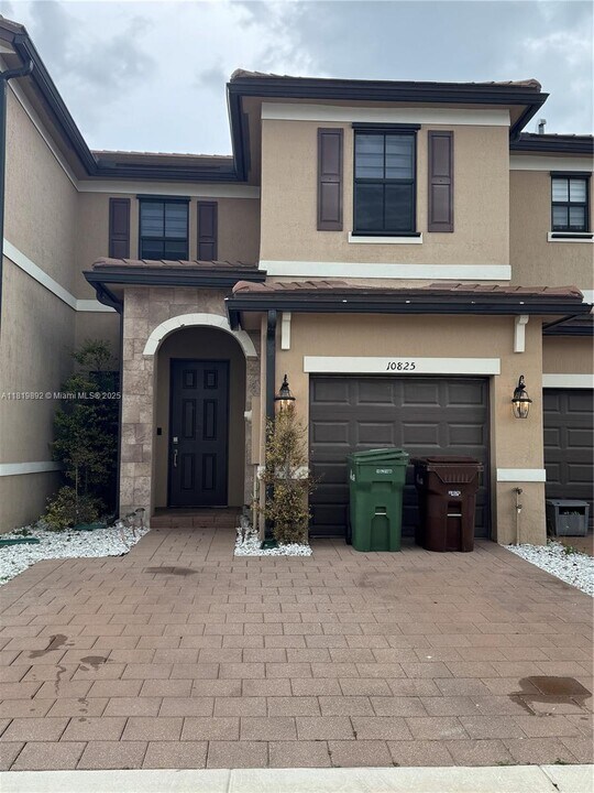 10825 W 33rd Way in Hialeah, FL - Building Photo