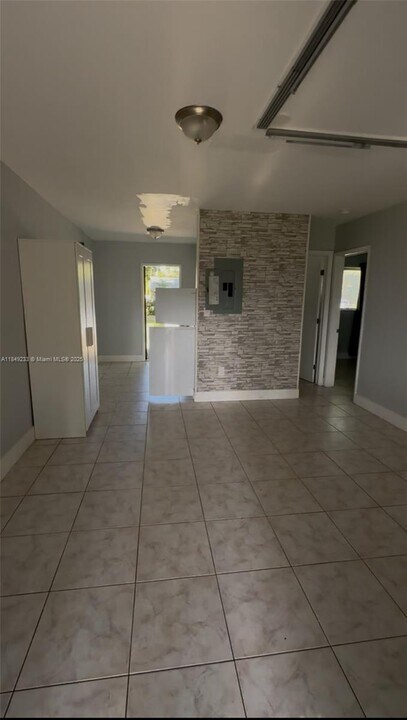401 NW 43rd Ct in Oakland Park, FL - Building Photo