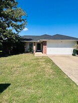 3016 Hillsdale Ave in Corsicana, TX - Building Photo