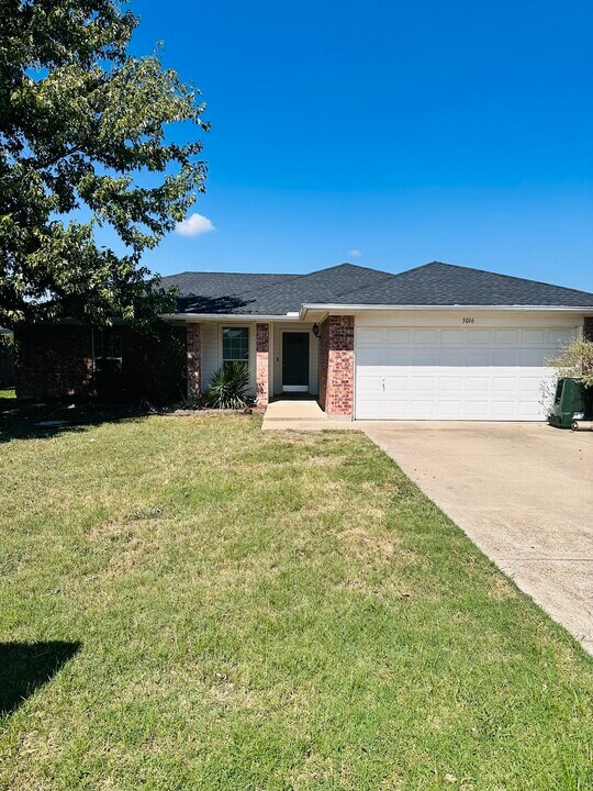 3016 Hillsdale Ave in Corsicana, TX - Building Photo