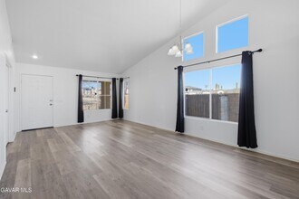 44762 Shadowcrest Dr in Lancaster, CA - Building Photo - Building Photo