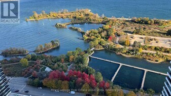 33 Shore Breeze Dr in Toronto, ON - Building Photo