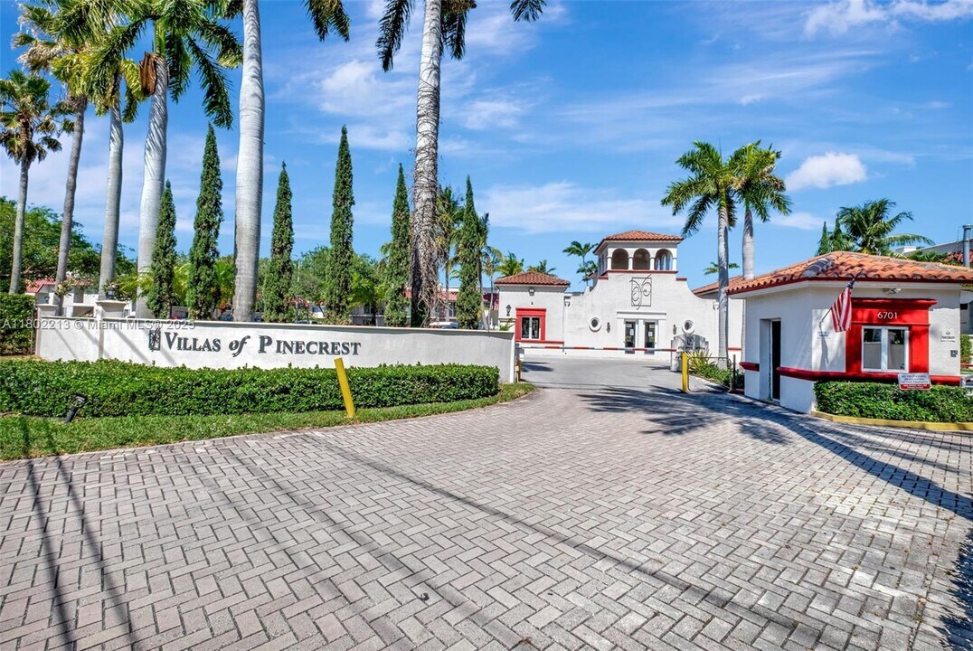6705 N Kendall Dr in Pinecrest, FL - Building Photo