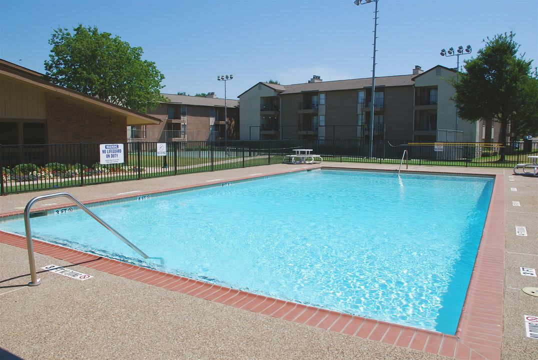 Manchester Park in Arlington, TX - Building Photo