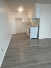 13637 Cordary Ave in Hawthorne, CA - Foto de edificio - Interior Photo