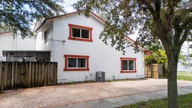 5410 SW 43rd Terrace in Fort Lauderdale, FL - Building Photo - Building Photo