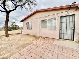 425 E Thoroughbred St in Tucson, AZ - Building Photo