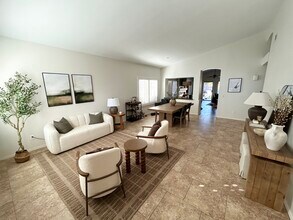 17040 N 43rd Pl in Phoenix, AZ - Building Photo - Building Photo