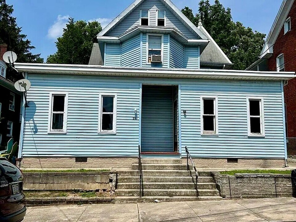 25 N Washington St in Shippensburg, PA - Building Photo