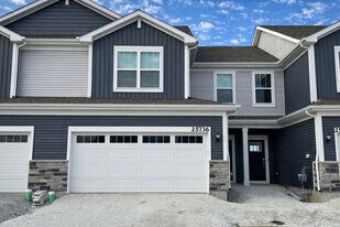 25736 W Wakefield Dr in Plainfield, IL - Building Photo