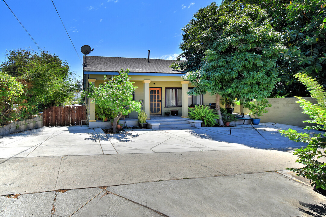 514-518 Rosemont Ave in Los Angeles, CA - Building Photo