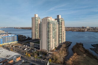 Waterfront Square in Philadelphia, PA - Foto de edificio - Building Photo