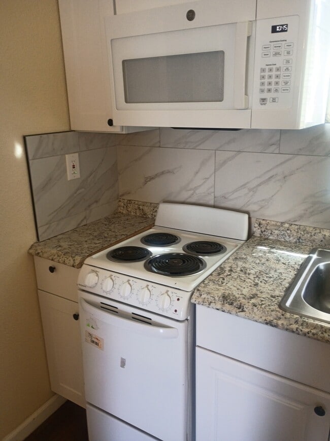 1515 Highway 99 W in Corning, CA - Foto de edificio - Building Photo