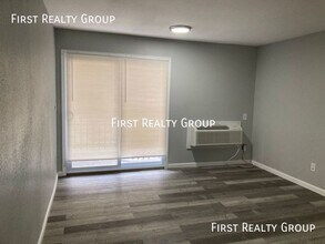 305 N Broadway St in Trotwood, OH - Foto de edificio - Building Photo