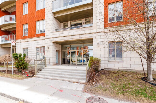 150 Bates in Montréal, QC - Building Photo - Building Photo