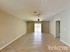 1614 Broad Winged Hawk Dr in Ruskin, FL - Building Photo - Building Photo