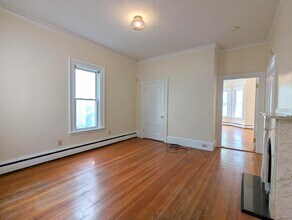 19 Howe St, Unit 1 in Somerville, MA - Building Photo - Building Photo