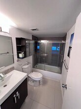 16570 NE 26th Ave in North Miami Beach, FL - Foto de edificio - Building Photo