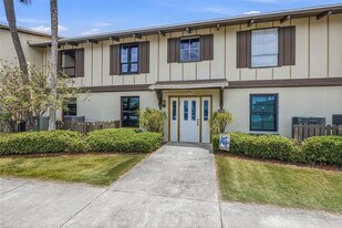 554 Plaza Seville Ct, Unit 103 in Treasure Island, FL - Building Photo