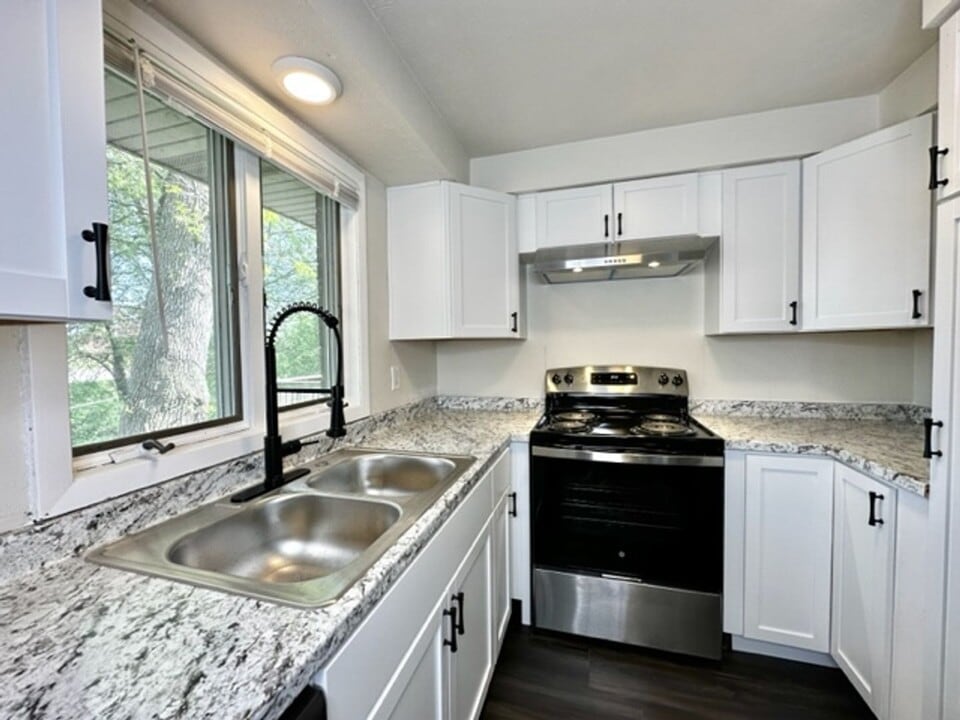 2871 S Broadway in Green Bay, WI - Building Photo