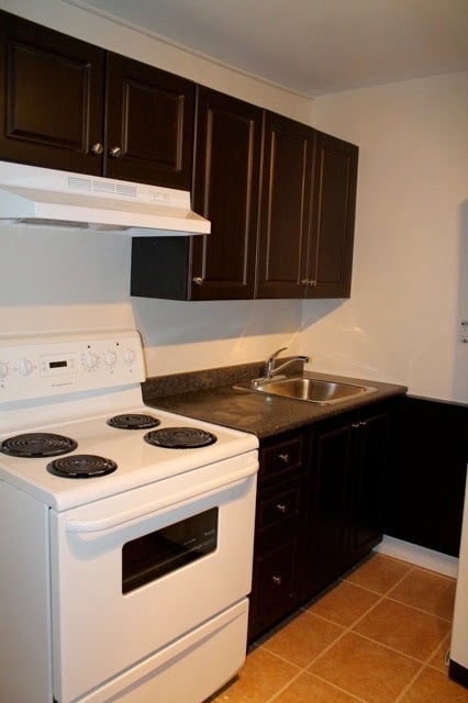 453 Main St W in Hamilton, ON - Building Photo