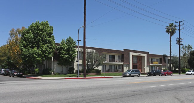 Burbank Gardens in Van Nuys, CA - Foto de edificio - Building Photo