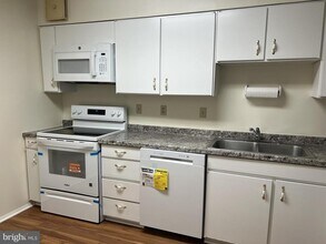 15101 Interlachen Dr in Silver Spring, MD - Building Photo - Building Photo