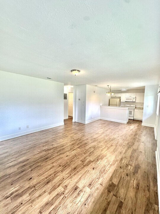 210 E Tiffany Dr in West Palm Beach, FL - Building Photo