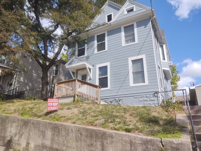 property at 611 N Perry St