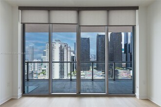1111 SW 1st Ave, Unit 2822 in Miami, FL - Building Photo - Building Photo