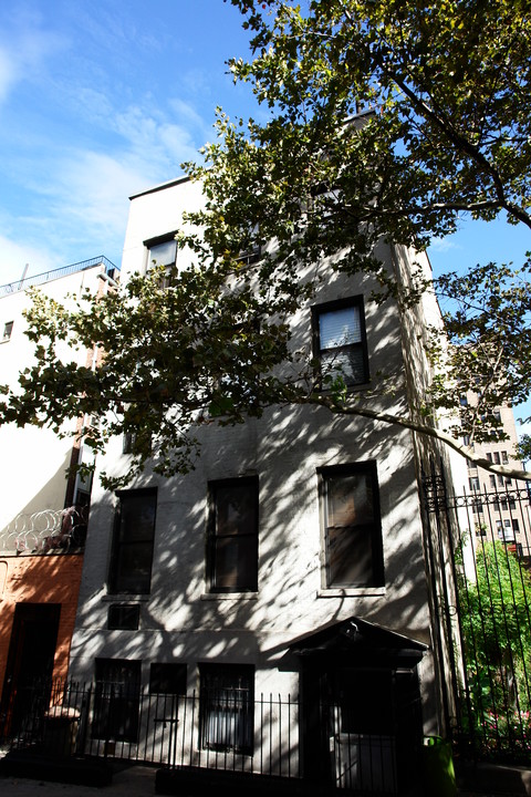 357 W 43rd St in New York, NY - Building Photo