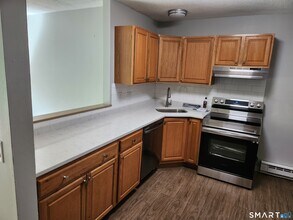 96 Wellington Dr in Farmington, CT - Building Photo - Building Photo