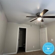 1041 W Barton St, Unit E in Greensboro, NC - Foto de edificio - Building Photo