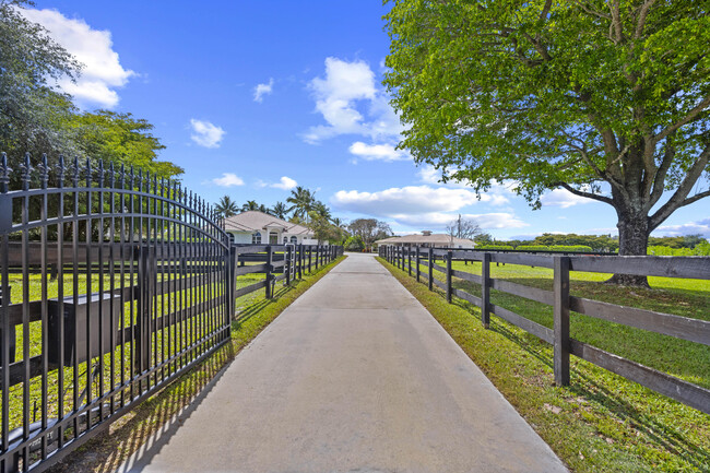 15000 Oatland Ct in Wellington, FL - Foto de edificio - Building Photo