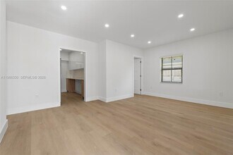 1060 Pasco Jose De La Luz Y Caballero Ct in Miami, FL - Building Photo - Building Photo