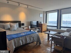 200 Locust St in Philadelphia, PA - Building Photo