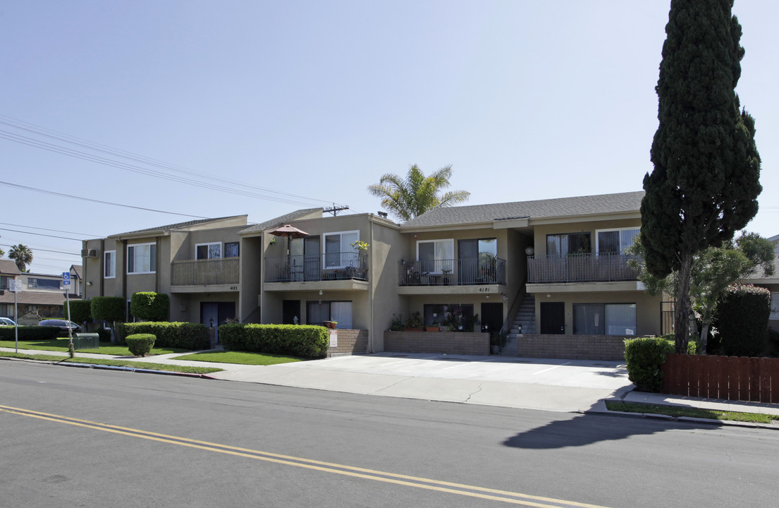 Park Chateau Apartments in San Diego, CA - Building Photo