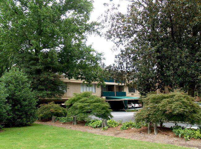 2637 Peachtree Rd NE in Atlanta, GA - Foto de edificio - Building Photo