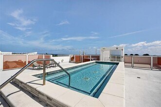 7744 Collins Ave in Miami Beach, FL - Foto de edificio - Building Photo