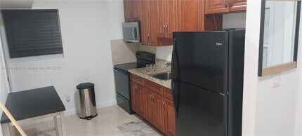 250 SW 4th St in Dania Beach, FL - Foto de edificio - Building Photo