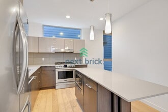 8353 18th Ave NW in Seattle, WA - Foto de edificio - Building Photo