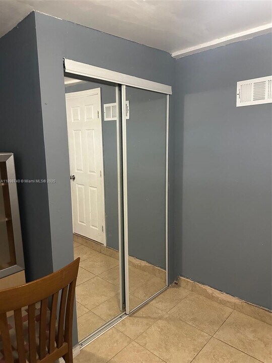 1041 NW 196th St in Miami, FL - Building Photo