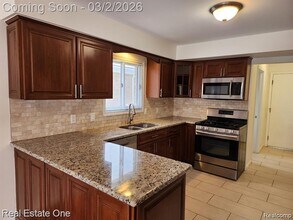 492 Buttercup Dr in Rochester Hills, MI - Building Photo - Building Photo