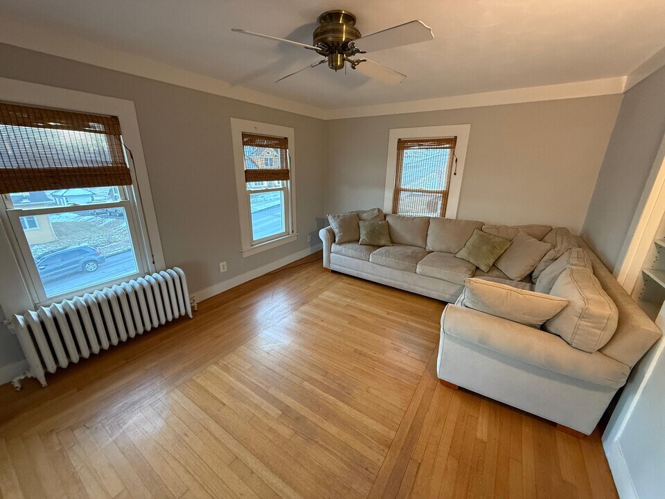 51 Knowles Ave in Plantsville, CT - Foto de edificio
