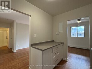 5611 Valley Wy in Niagara Falls, ON - Building Photo - Building Photo