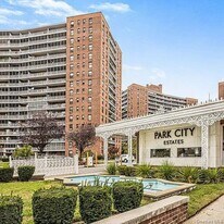 61-55 98th St in Queens, NY - Building Photo